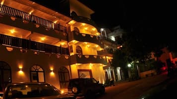 Fachada da propriedade à noite