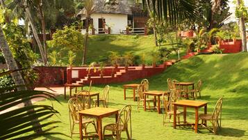 Se sirven desayunos, almuerzos y cenas; con vista a la playa
