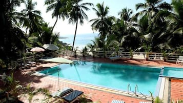 Kolam renang terbuka, payung kolam, kerusi lepak pantai 