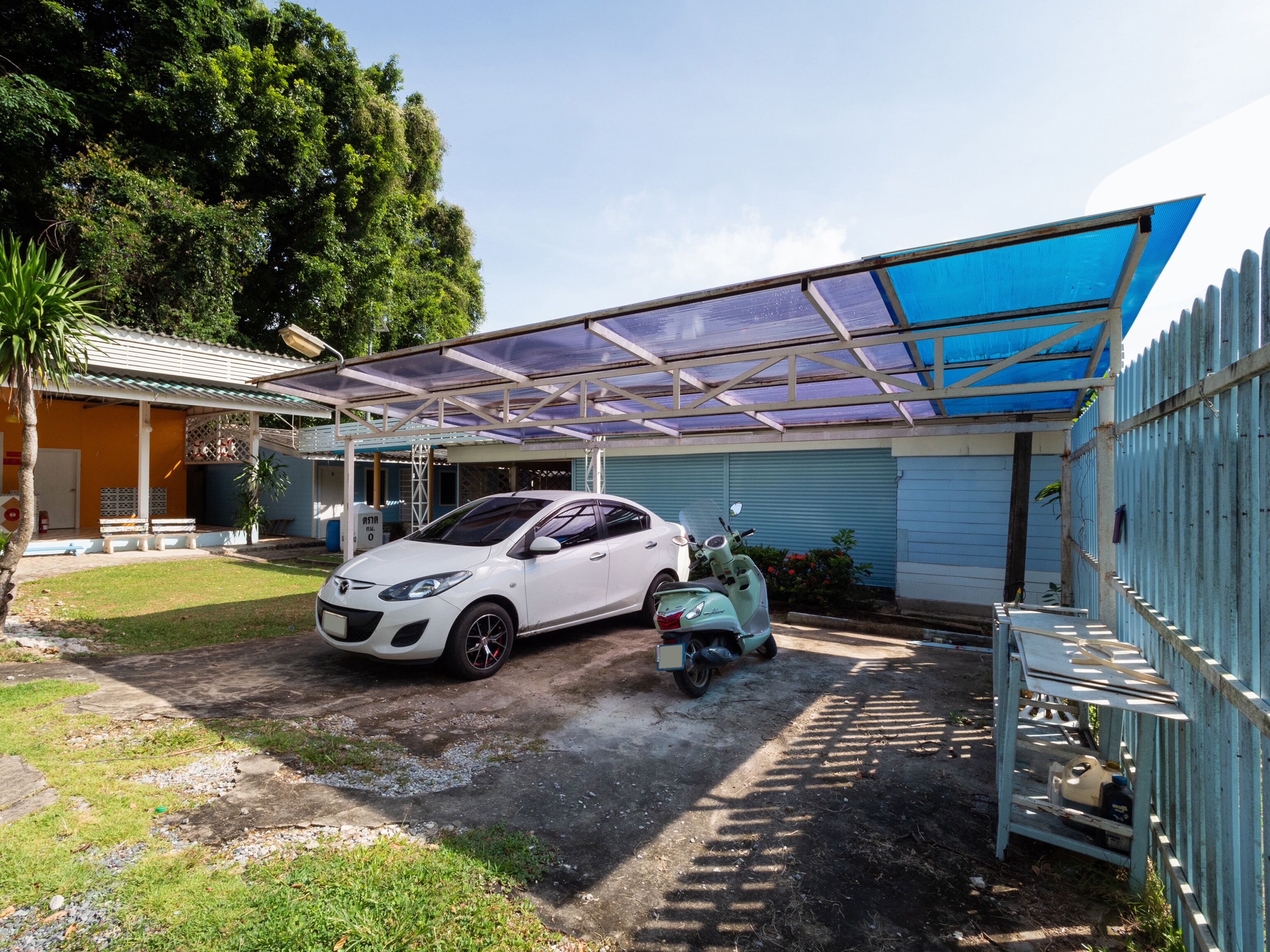 مواقف سيارات مجانية