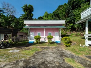 Vista frontal de la propiedad