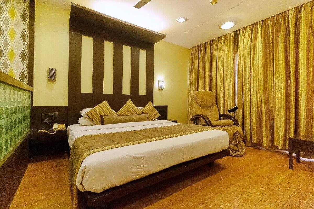 Suite | Minibar, in-room safe, blackout curtains, iron/ironing board