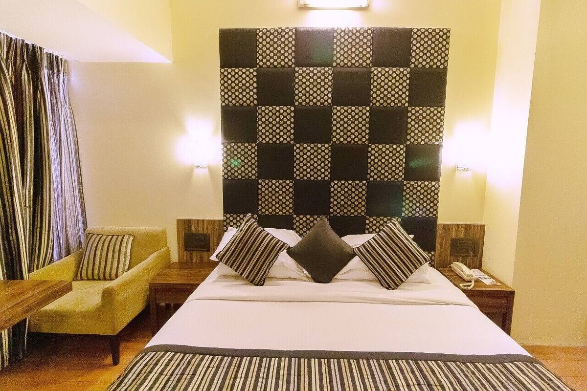 Superior Room | Bar mini, peti besi dalam bilik, langsir/tirai gelap terus
