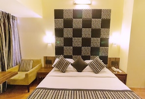 Superior Room | Minibar, in-room safe, blackout curtains, iron/ironing board