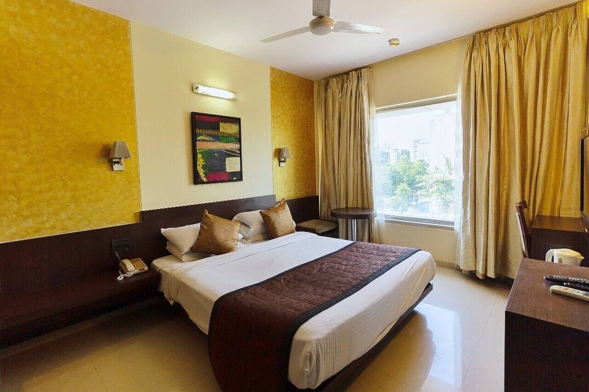 Standard Room | Minibar, in-room safe, blackout curtains, iron/ironing board