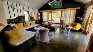 A modern living room with a sofa, armchairs, a coffee table, and a dining table. - Casa Anjuna (Anjuna)