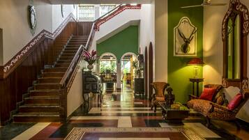 Coin salon dans le hall