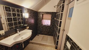 Kamar Double Basic, 1 Tempat Tidur Double | Kamar mandi | Kombinasi shower/bathtub dan perlengkapan mandi gratis