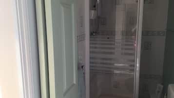 Standard Double Room, Ensuite | Bathroom