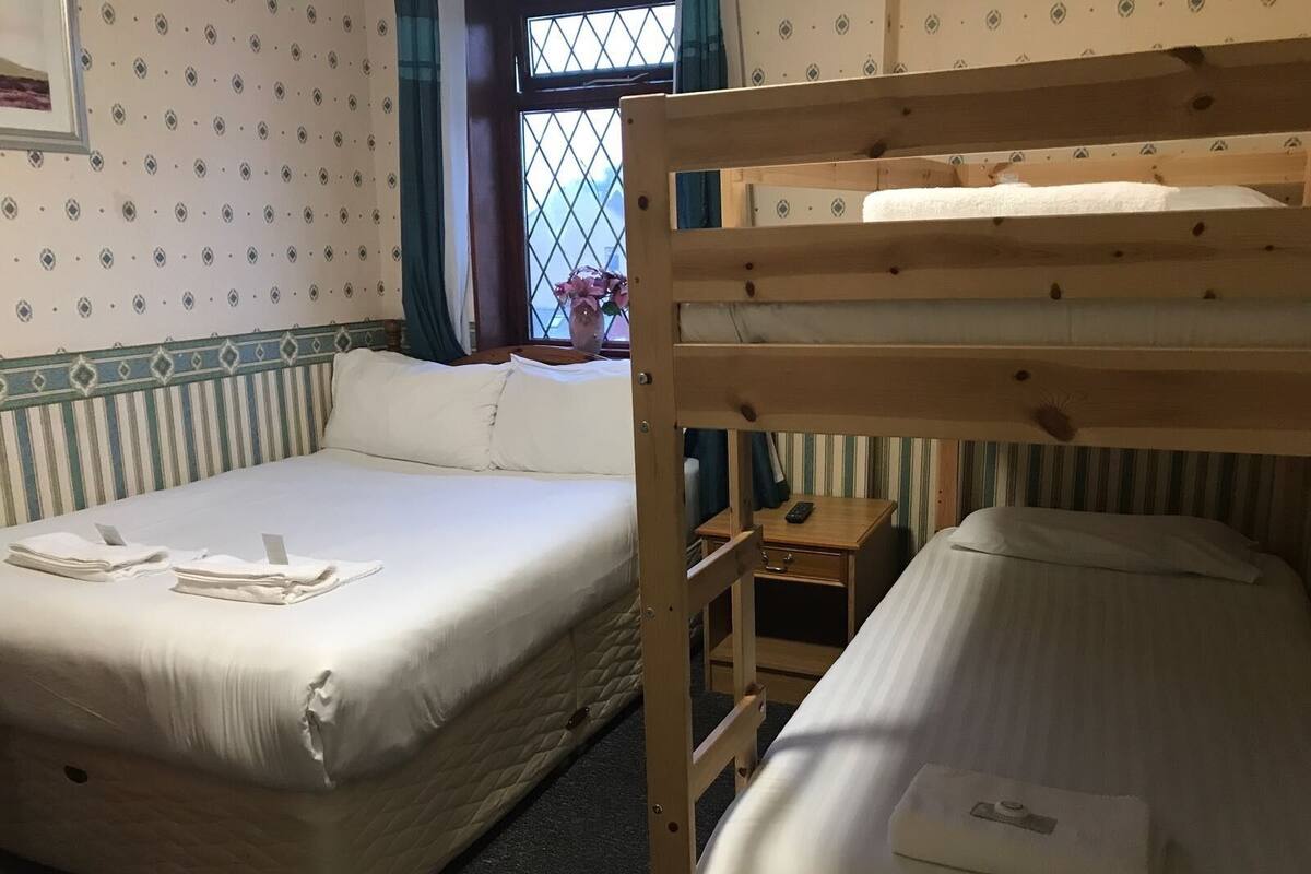 Economy Quadruple Room, Ensuite