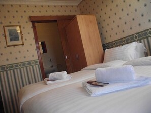 Kahden hengen huone (kaksi sänkyä), kylpyhuone makuuhuoneen yhteydessä (Room)