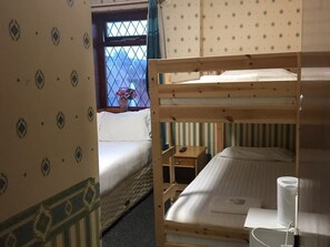 Economy-Vierbettzimmer, mit Bad | 1 Schlafzimmer