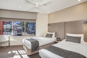 Premium bedding, in-room safe, individually furnished - Manly Paradise Motel & Apartments (Manly)