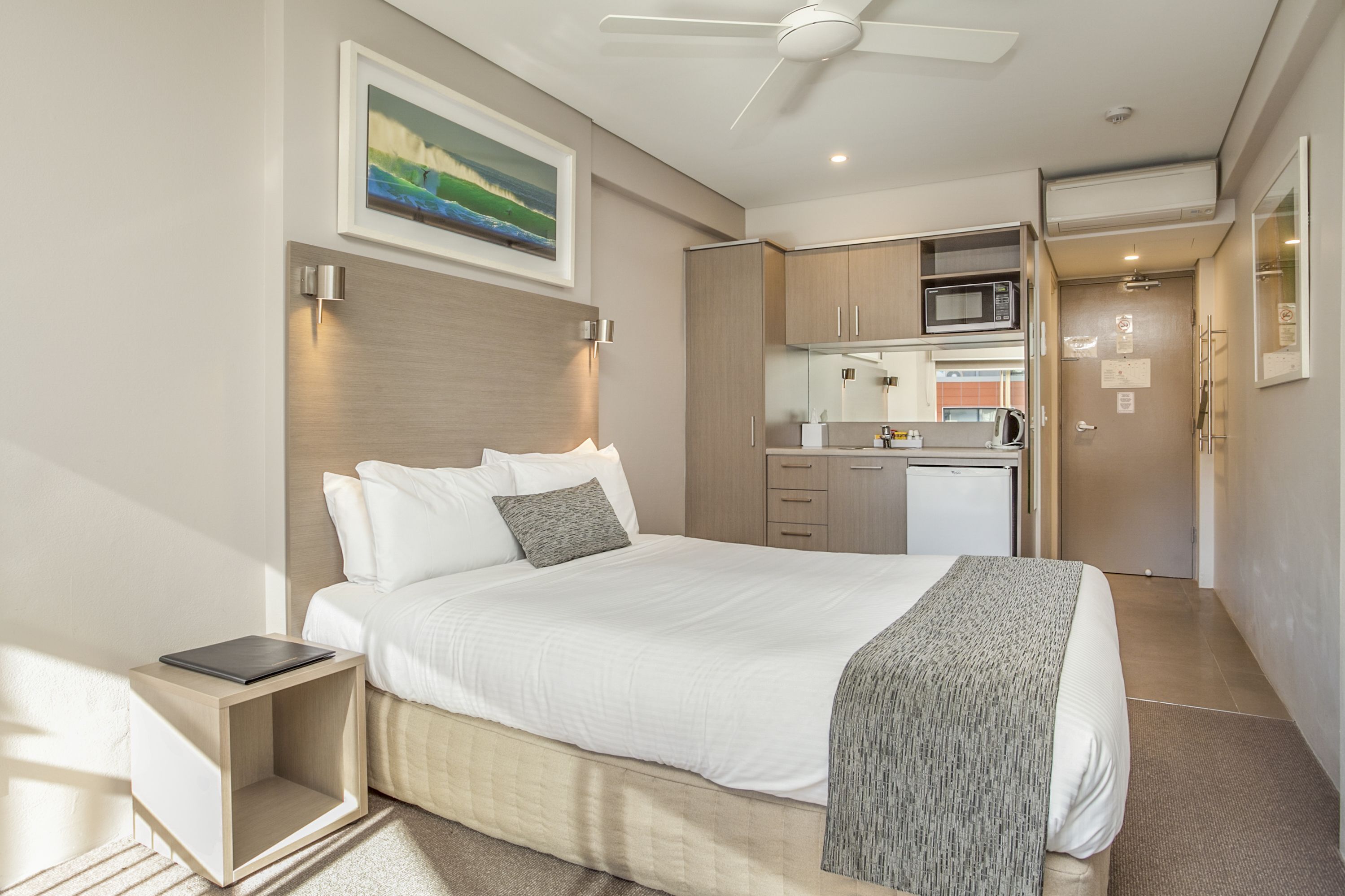 Roupas de cama premium, cofres nos quartos, individualmente mobiliados