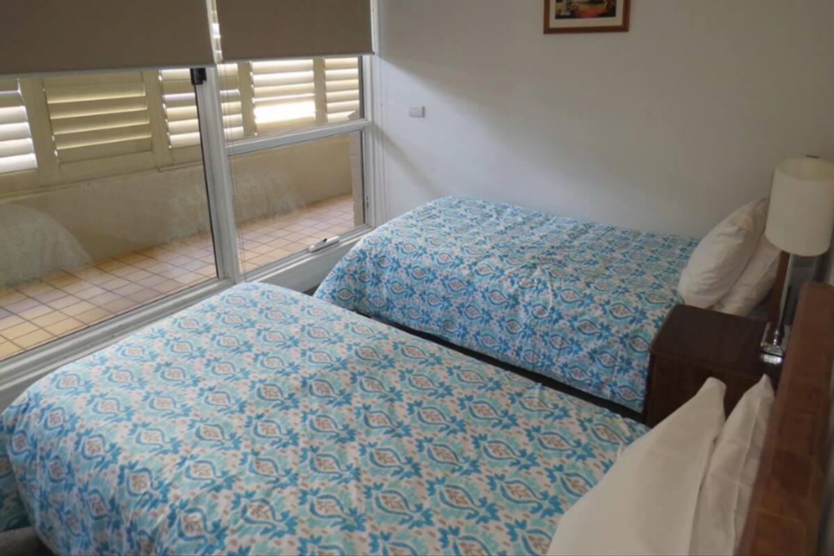 Roupas de cama premium, cofres nos quartos, individualmente mobiliados