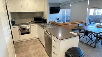 Apartamento clássico | Cozinha privada | Geladeira, micro-ondas, cooktop, lava-louças