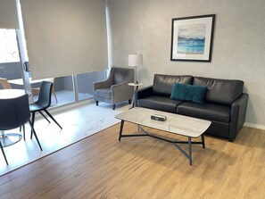 Apartamento Deluxe | Zona de estar | Una televisión LCD, un reproductor de DVD