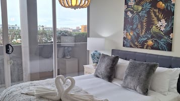 Signature appartement, 2 slaapkamers, balkon | 1 slaapkamer, een minibar, een kluis op de kamer
