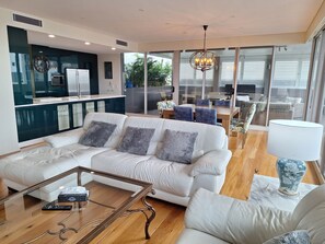 Appartement Signature, 2 chambres, balcon | Coin séjour