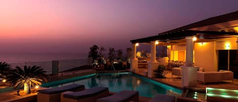 Indoor pool, pool loungers