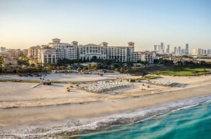 A resort with multiple buildings, a beach with sun loungers, and a view of the ocean. - The St. Regis Saadiyat Island Resort, Abu Dhabi (Abu Dhabi)