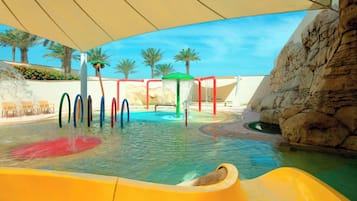 Kolam renang indoor dan 3 kolam renang outdoor, dengan kursi berjemur