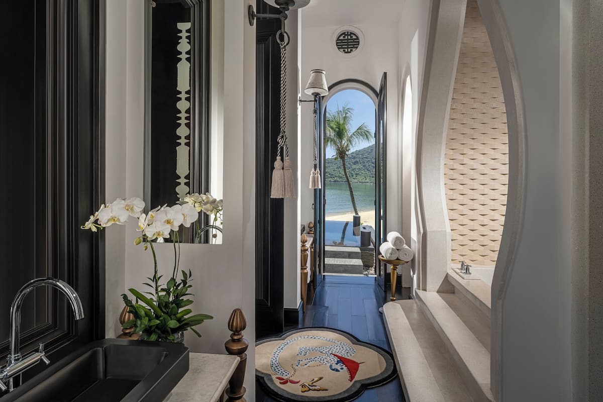 Separate tub and shower, deep soaking tub, rainfall showerhead