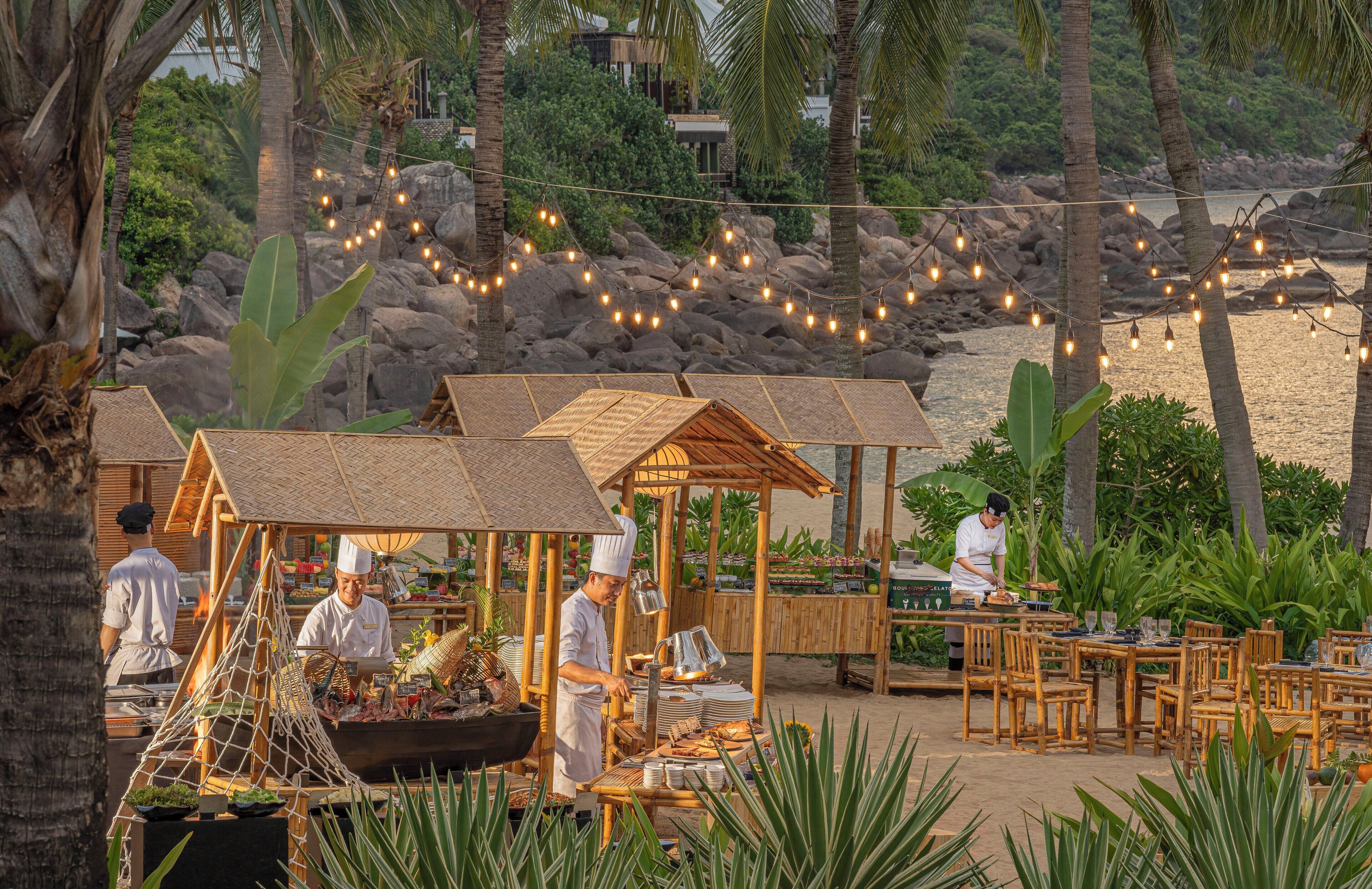 3 restaurants; breakfast, lunch, dinner, and brunch served