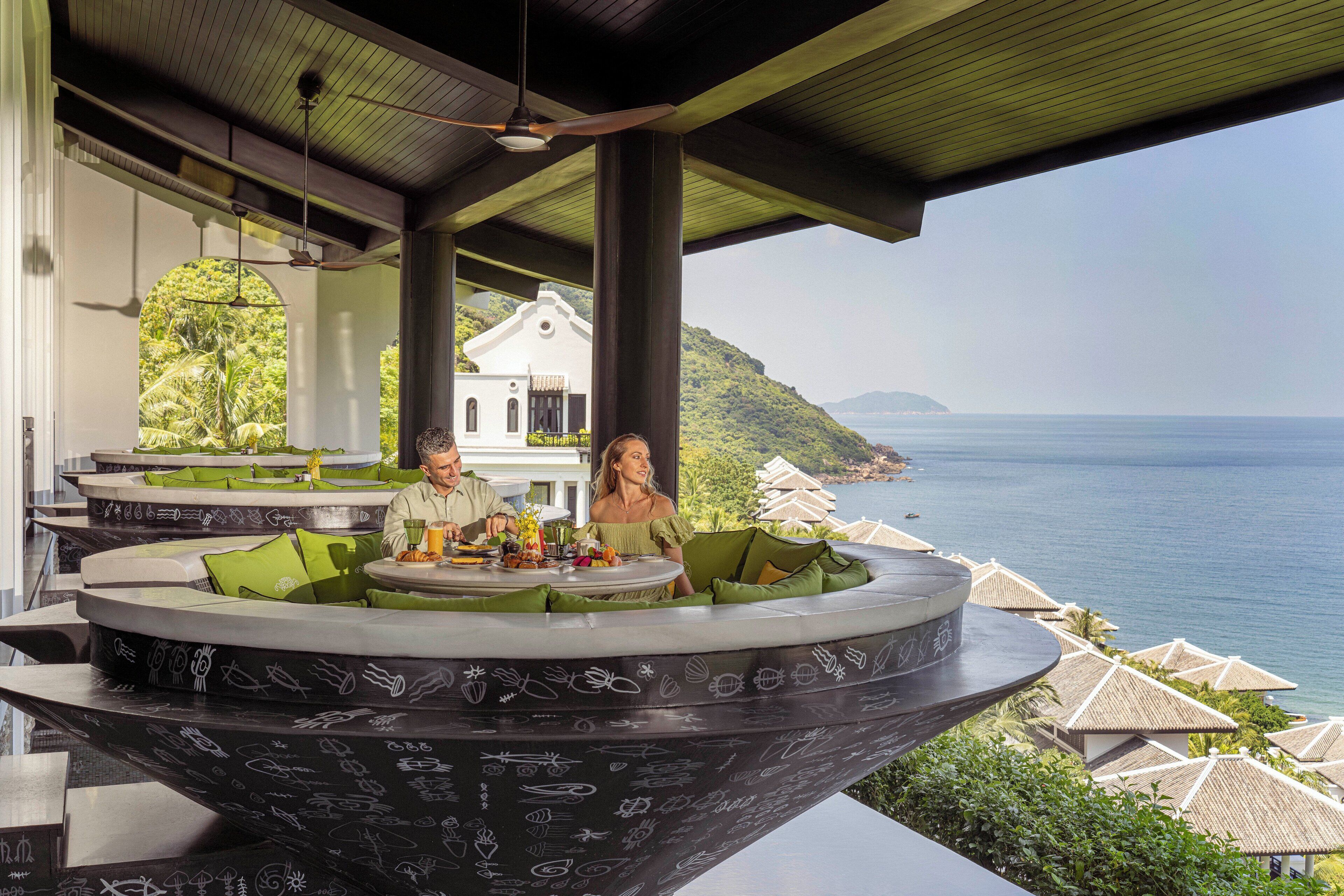 3 restaurants; breakfast, lunch, dinner and brunch served 