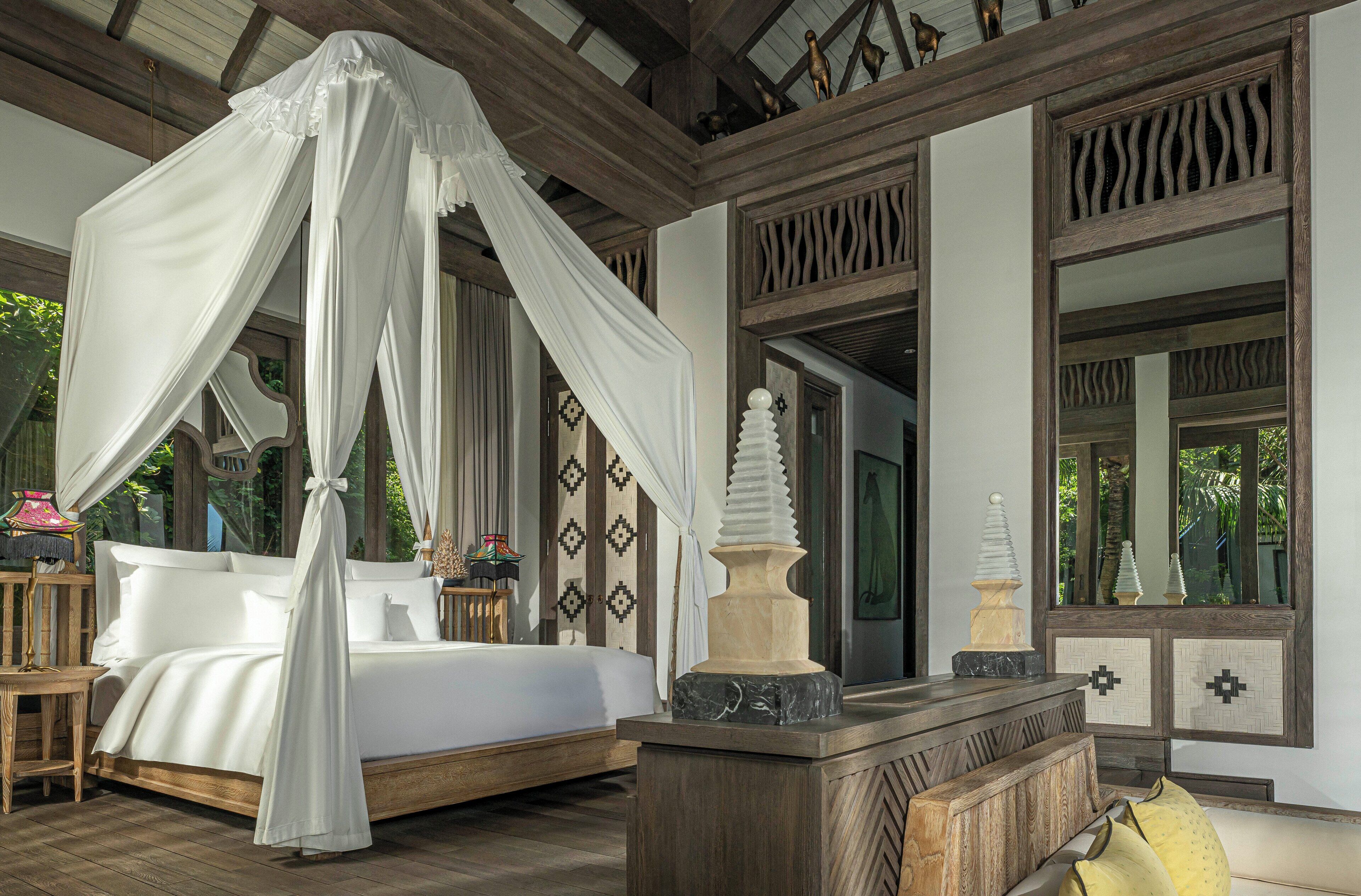 Un dormitorio con cama con dosel, muebles de madera y elementos decorativos.