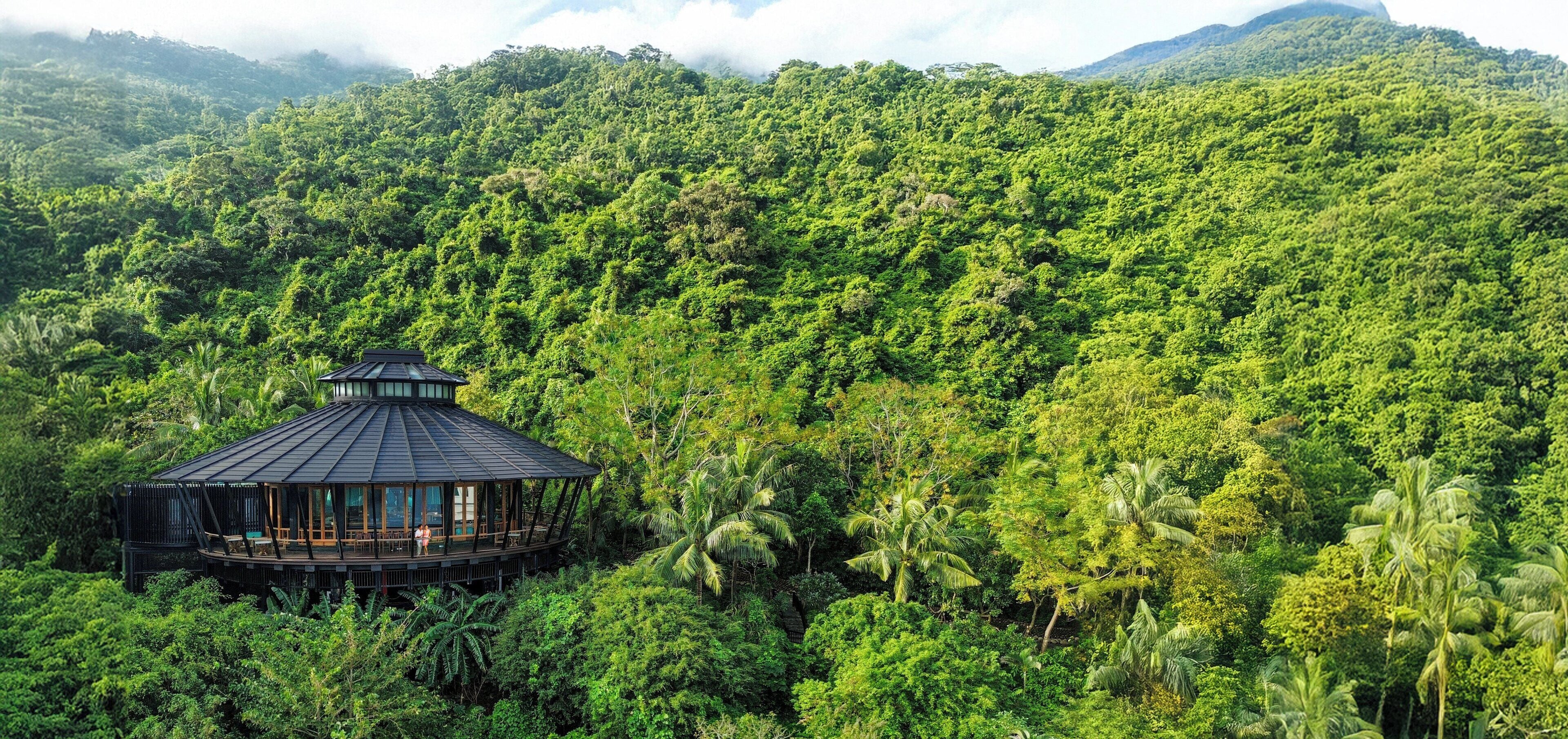 3 restaurants, breakfast, lunch, dinner served; vietnamese cuisine