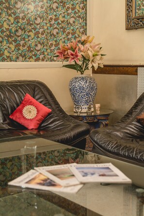 Lobby sitting area - Hotel Sita International (New Delhi)