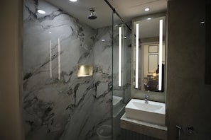 Habitación Premium doble | Baño | Ducha, artículos de higiene personal gratuitos y secador de pelo
