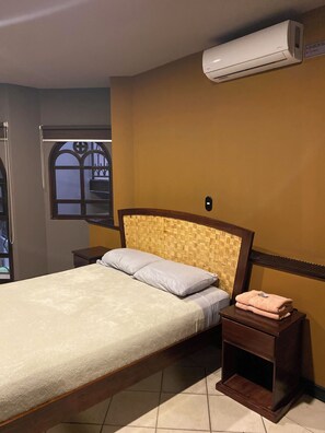 Double Room with Private Bathroom | Free WiFi - Alajuela Backpackers Airport Hostel (Alajuela)