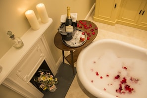Suite, 1 King Bed (Whitwell) | Bathroom