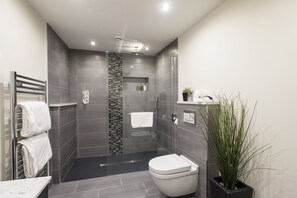 Junior Suite (Buttermere) | Bathroom | Designer toiletries, hair dryer, towels - Nanny Brow (Ambleside)