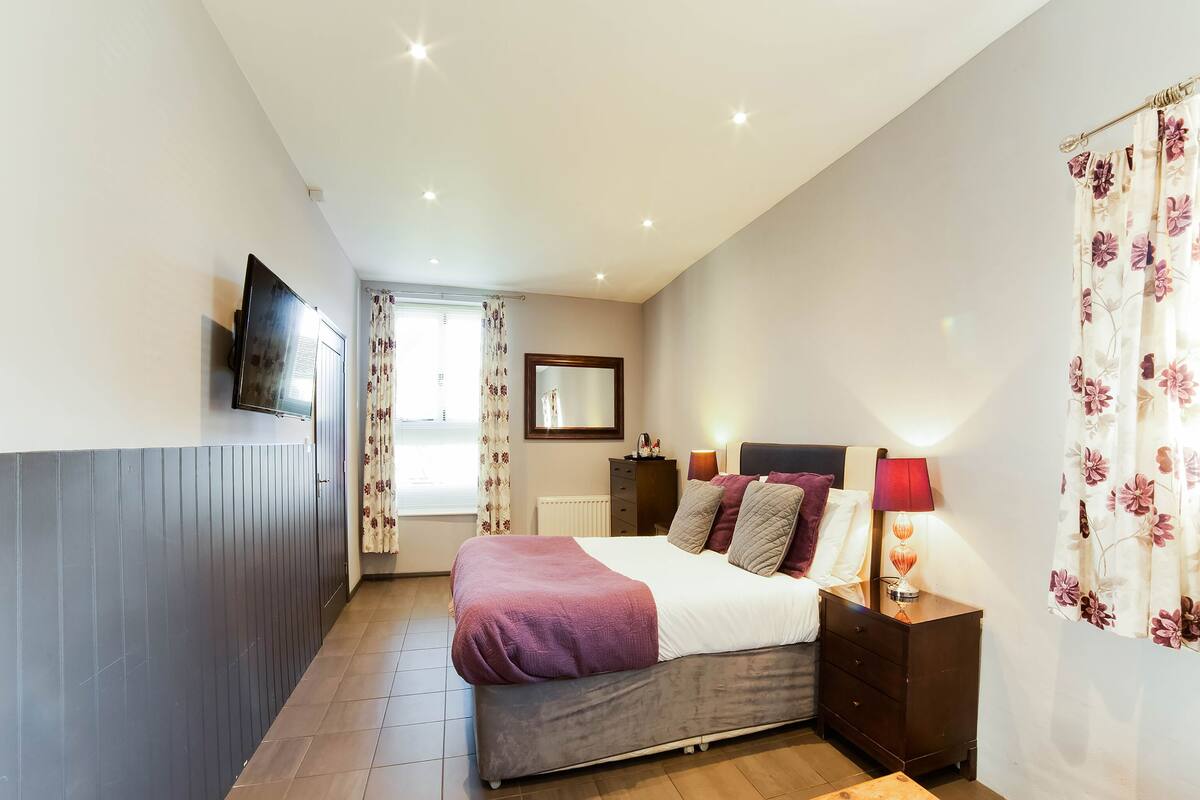 Deluxe Quadruple Room, 1 Double Bed with Sofa bed | Iron/ironing board, cots/infant beds, free WiFi, bed sheets