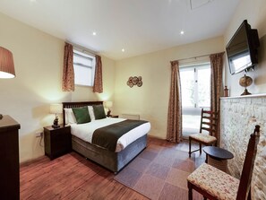 Deluxe Double Room, 1 Queen Bed | Iron/ironing board, cots/infant beds, free WiFi, bed sheets