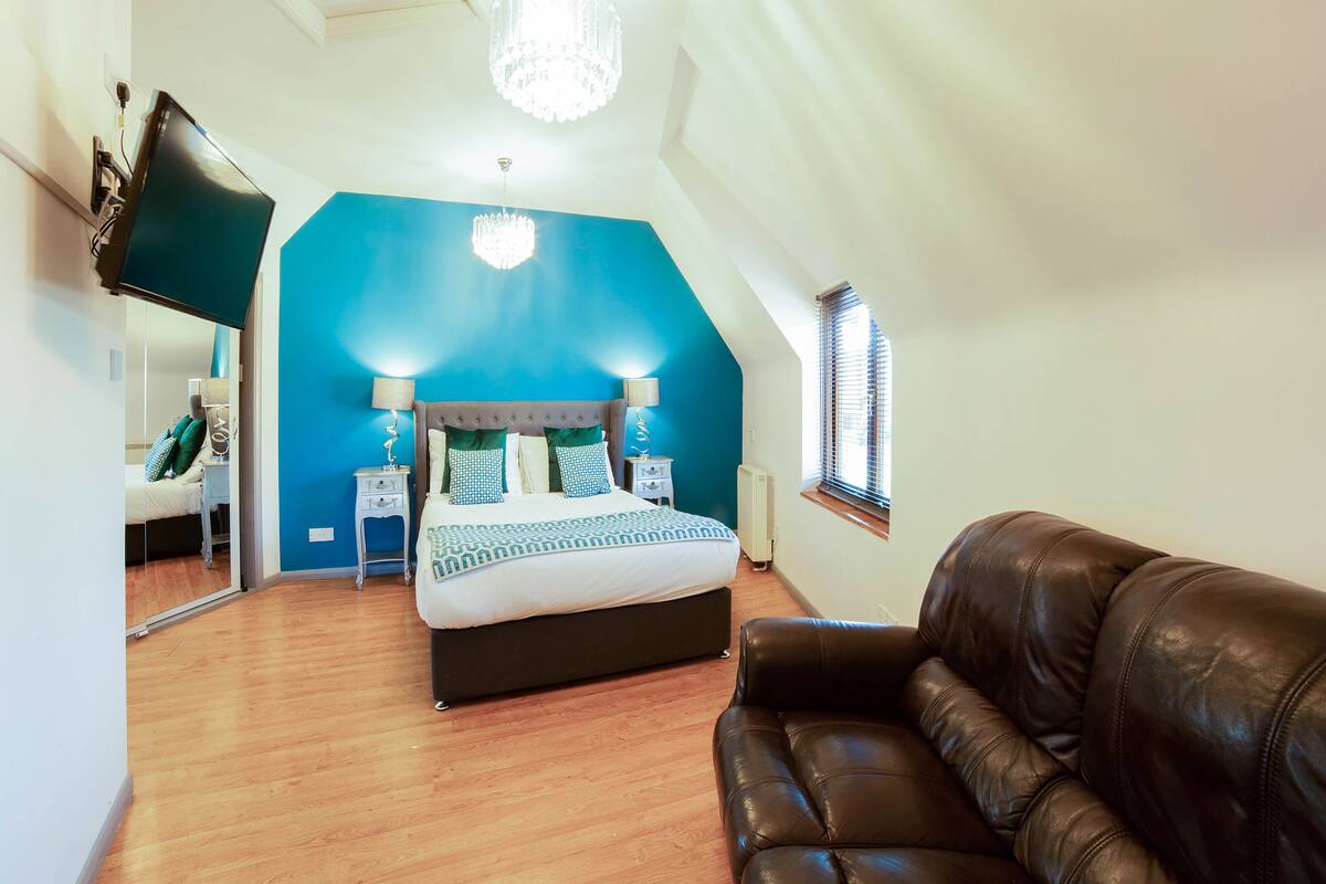 Deluxe Cottage, Multiple Beds | Iron/ironing board, cots/infant beds, free WiFi, bed sheets