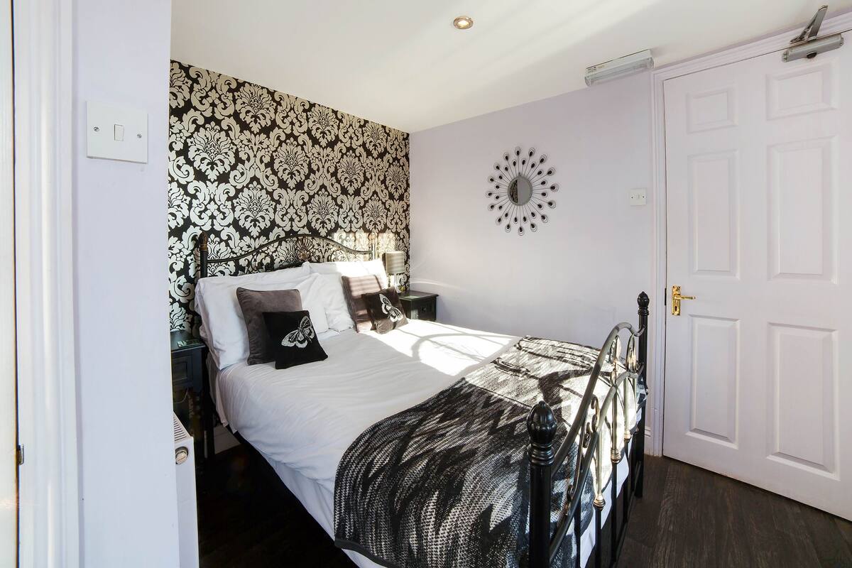 Economy Double Room, 1 Double Bed | Iron/ironing board, cots/infant beds, free WiFi, bed sheets