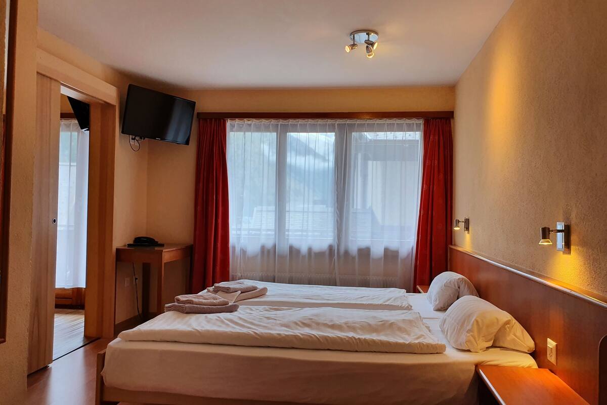 family room | in-room safe, free wifi