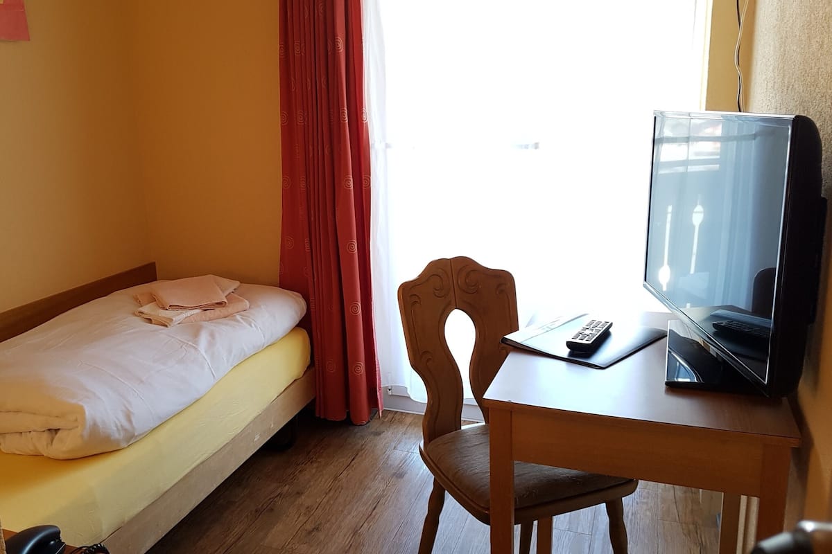 Habitación individual económica, baño compartido | Caja de seguridad en la habitación y wifi gratis