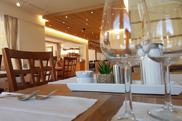 Petit déjeuner continental (18 CHF par personne)