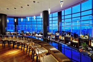 2 bars/lounges
