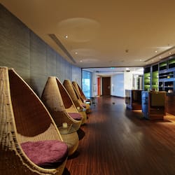 Salas de tratamiento para parejas, sauna y tina de hidromasaje