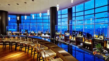 2 bars/lounges