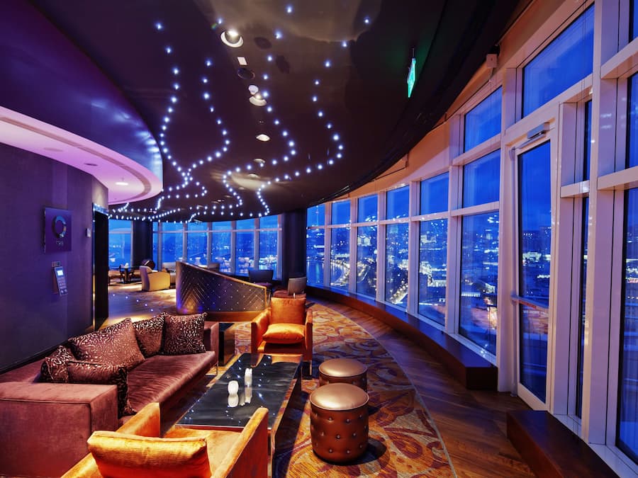 2 bars/lounges