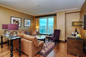 Suite, 1 soverom, Club Lounge-tilgang | Oppholdsområde | En 32-tommers LCD-TV med førsteklasses TV-kanaler samt TV og filmkjøp