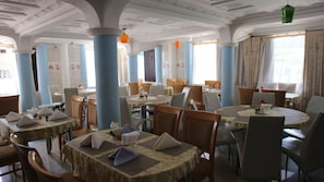 Breakfast, lunch, dinner served; local and international cuisine