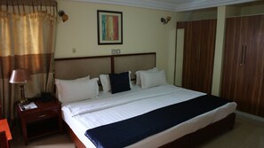 Junior Suite | Minibar, desk, free WiFi, bed sheets - Krisview Hotel (Accra)